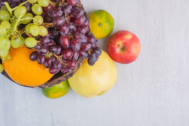 Photo gratuite une variété de fruits délicieux, sur le marbre.