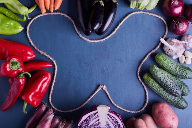 Variété de légumes dans le cadre de la table bleue.