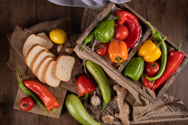 Variété de légumes de saison avec pain tranché