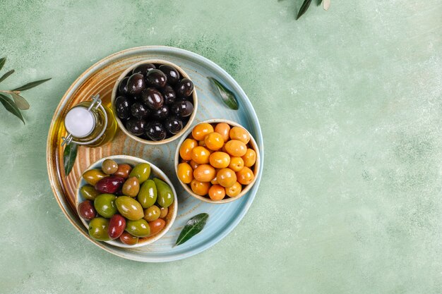 Variété d'olives entières vertes et noires.