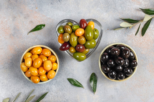 Variété d'olives entières vertes et noires.