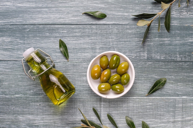 Photo gratuit variété d'olives entières vertes et noires.