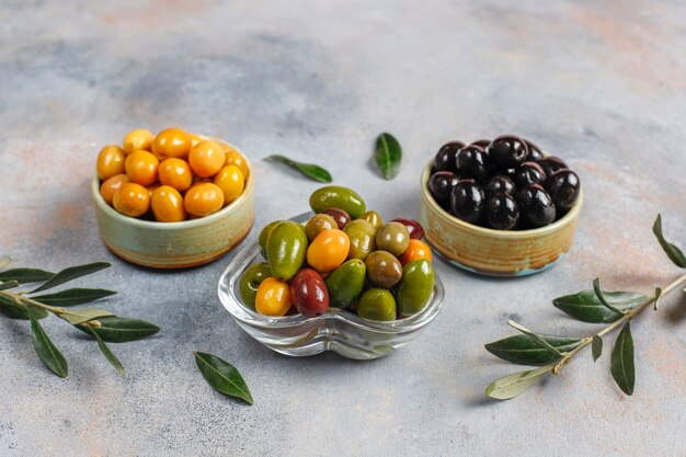 Variété d'olives entières vertes et noires.