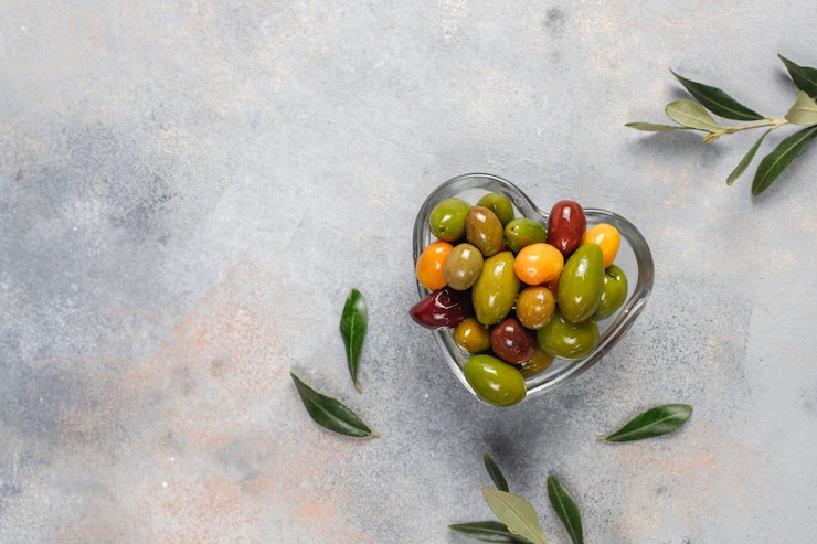 Photo gratuit variété d'olives entières vertes et noires.