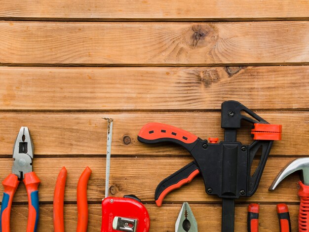 Variété d&#39;outils de menuiserie sur table