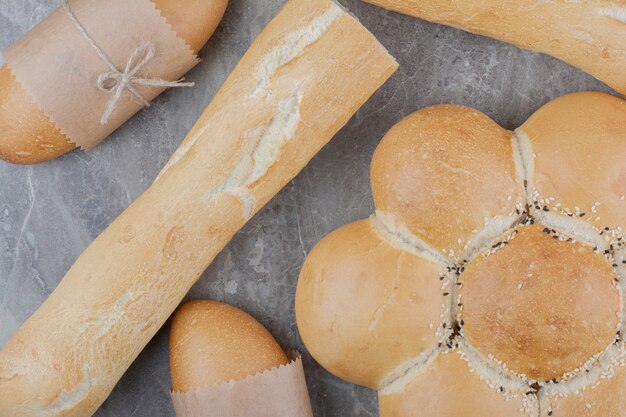 Variété de pain sur la surface en marbre