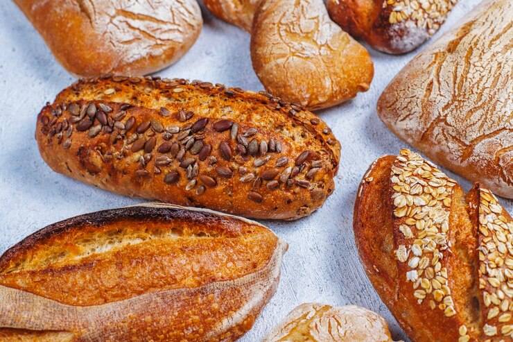 Photo gratuit variété de pains frais faits maison.