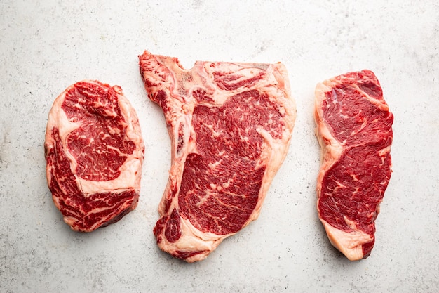 Variété de steaks de viande crue