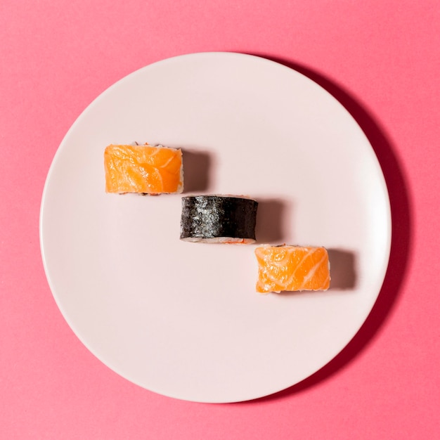 Variété de sushi plat