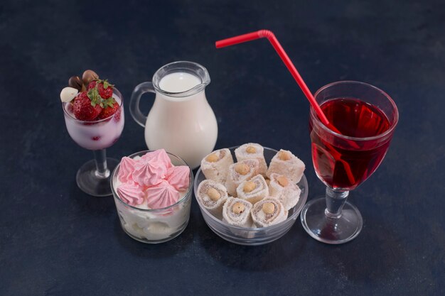 Variétés de dessert avec un verre de vin rouge, angle de vue