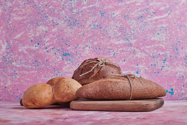 Variétés de pain sur une planche de bois.