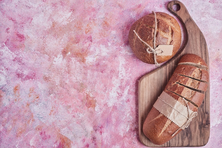Photo gratuit variétés de pain sur une planche de bois.