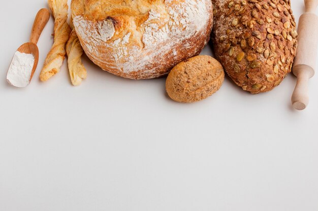 Variétés de pain avec rouleau à pâtisserie