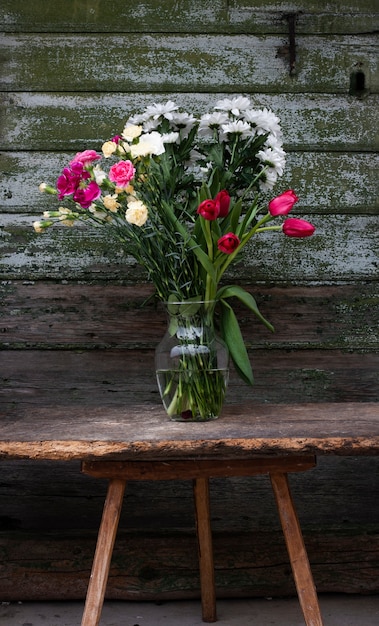 Vase à angle élevé avec fleurs