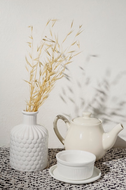 Vase avec blé sec et tasse de café