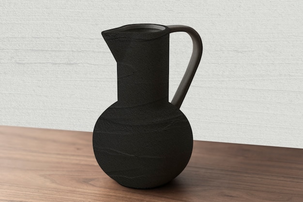 Vase en céramique texturé noir sur une table en bois