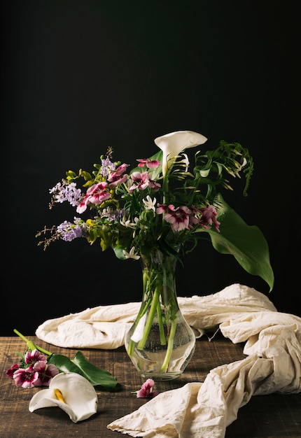 Vase en cristal avec magnifique bouquet