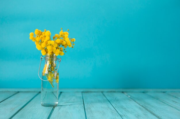 vase décoratif avec fond bleu