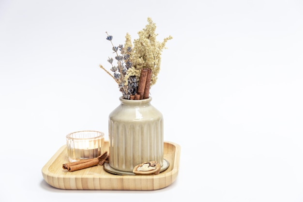 Photo gratuite vase avec des fleurs séchées et une bougie sur fond blanc isolé