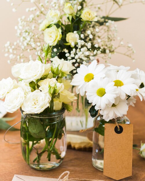 Vase avec fleurs sur table