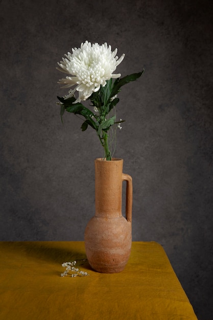 Vase à fleurs toujours comme dans le style baroque