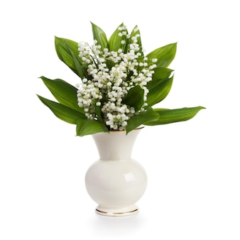 Vase en porcelaine avec lilly of the valley sur fond blanc
