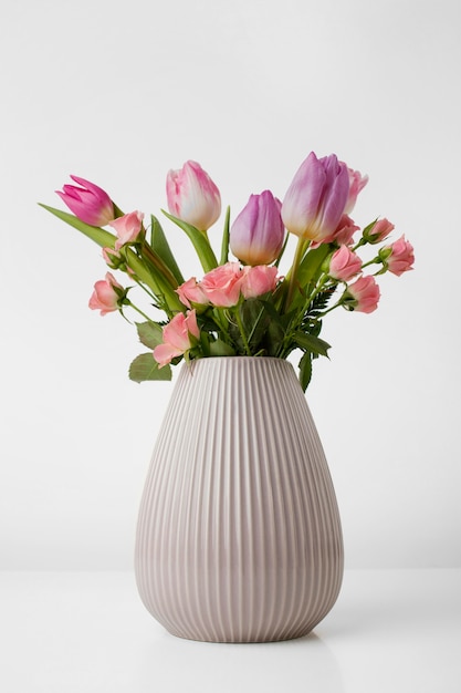 Photo gratuite vase avec tulipes et roses