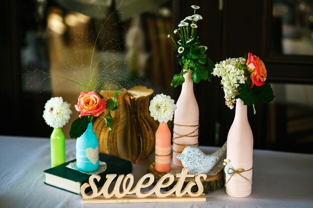 Les vases avec des fleurs sont sur le banquet