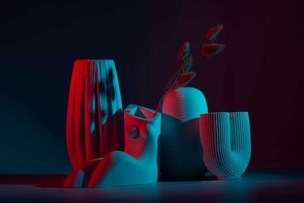 Vases modernes avec arrangement de lumière rouge et bleue