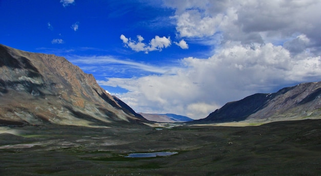 Vaste vallée avec colline de montagnes et ciel