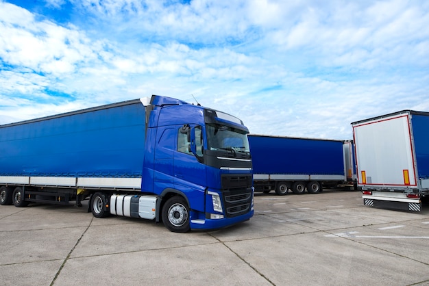 Véhicule camion avec remorques en arrière-plan