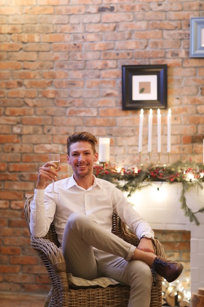 La Veille De Noël, L'homme Buvant Du Champagne