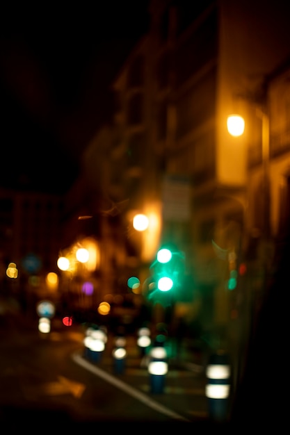 Veilleuses floues dans la ville