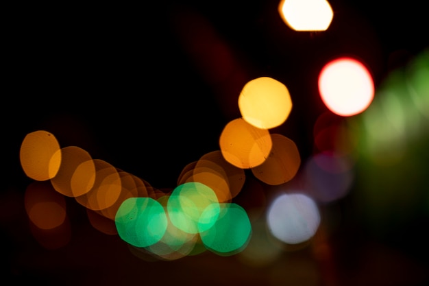 Veilleuses floues dans la ville