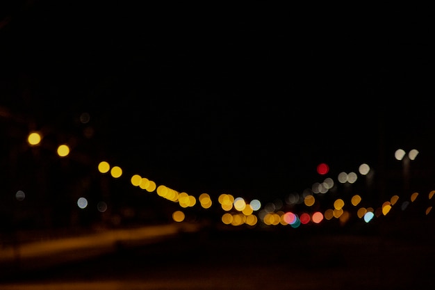 Veilleuses floues dans la ville