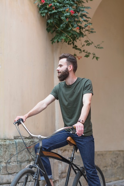 Photo gratuite vélo cycliste jeune mâle