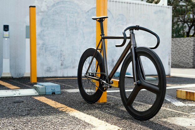 Vélo à l'extérieur dans la rue