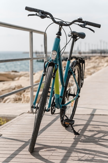 Vélo de face sur la route