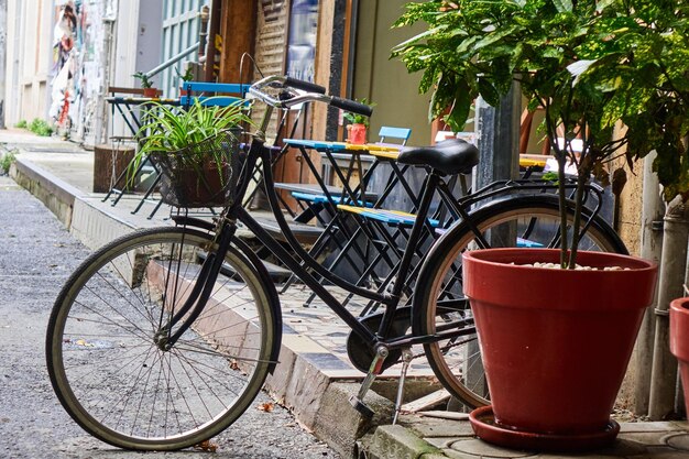 Vélo garé dans la rue étroite d'Istanbul