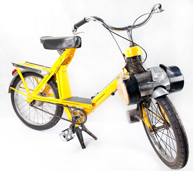 Vélo à pédales motorisé antique