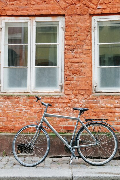 Vélo sur le trottoir de la rue en pierre