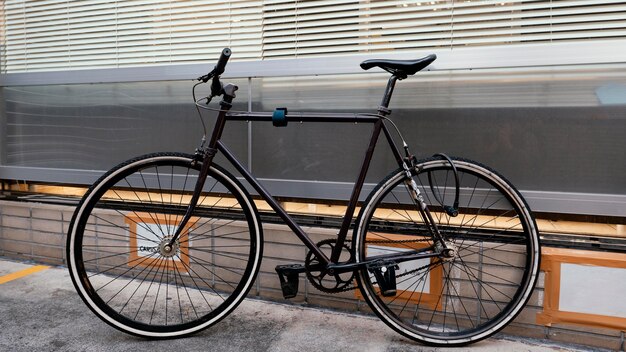 Vélo vintage noir à l'extérieur