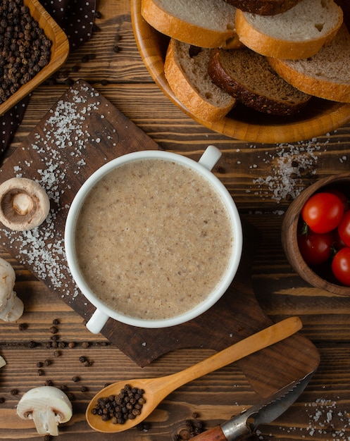 Photo gratuite velouté aux champignons sur la table