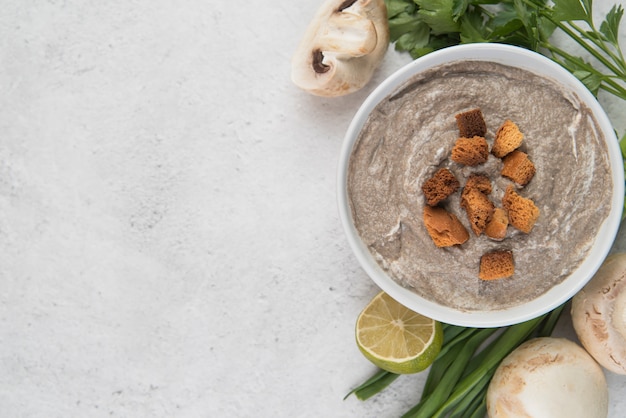 Velouté de champignons aux légumes avec croûtons