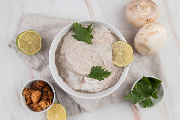 Photo gratuite velouté de champignons aux légumes dans un bol