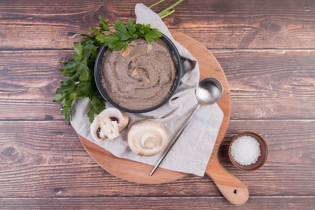 Photo gratuite velouté de champignons aux légumes sur planche de bois