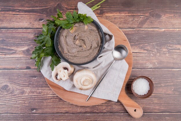 Velouté de champignons aux légumes sur planche de bois