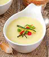 Photo gratuite velouté de courgettes à l'ail et au piment