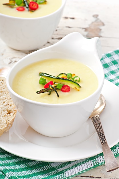 Photo gratuite velouté de courgettes à l'ail et au piment