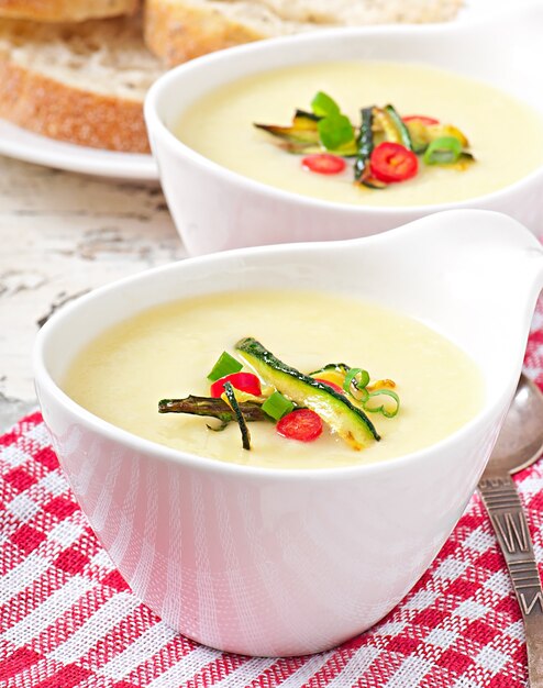 Photo gratuite velouté de courgettes à l'ail et au piment